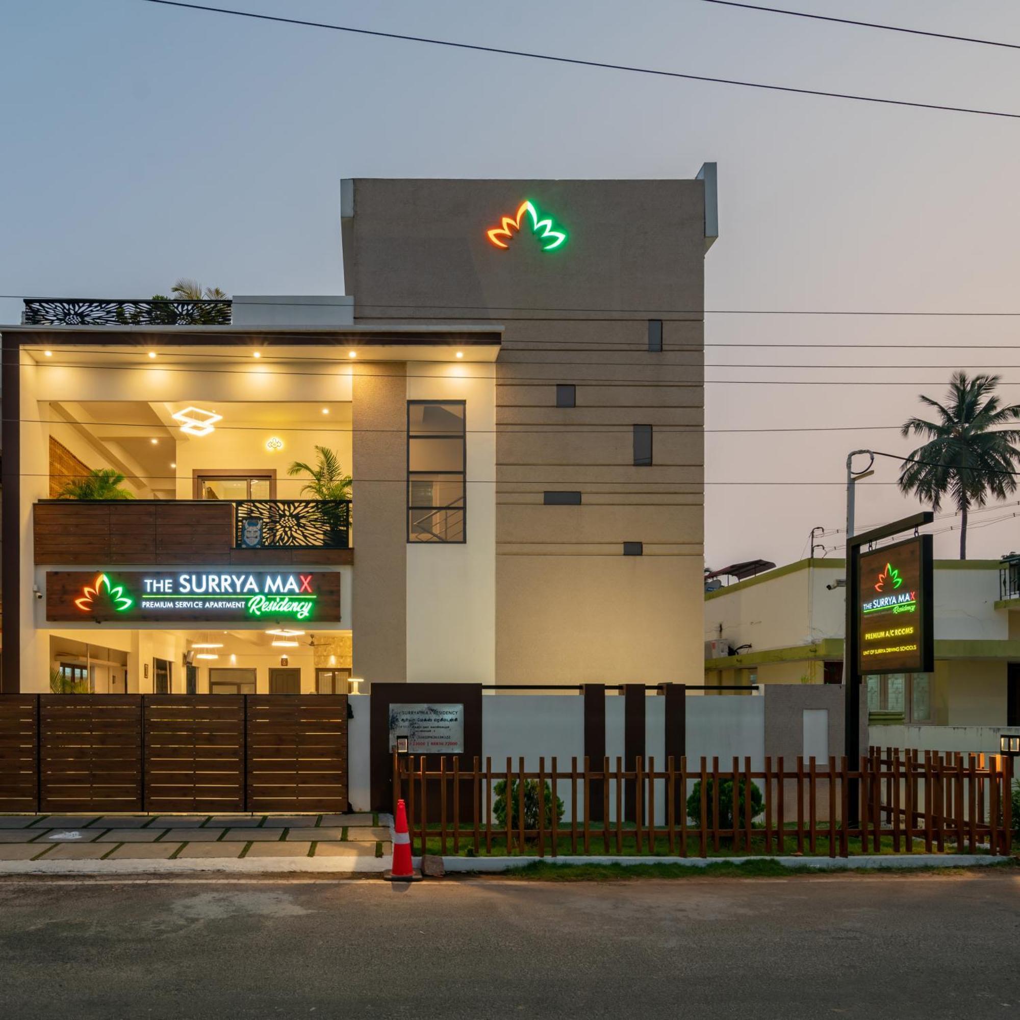 The Surrya Max Residency Acomodação com café da manhã Pollāchi Exterior foto